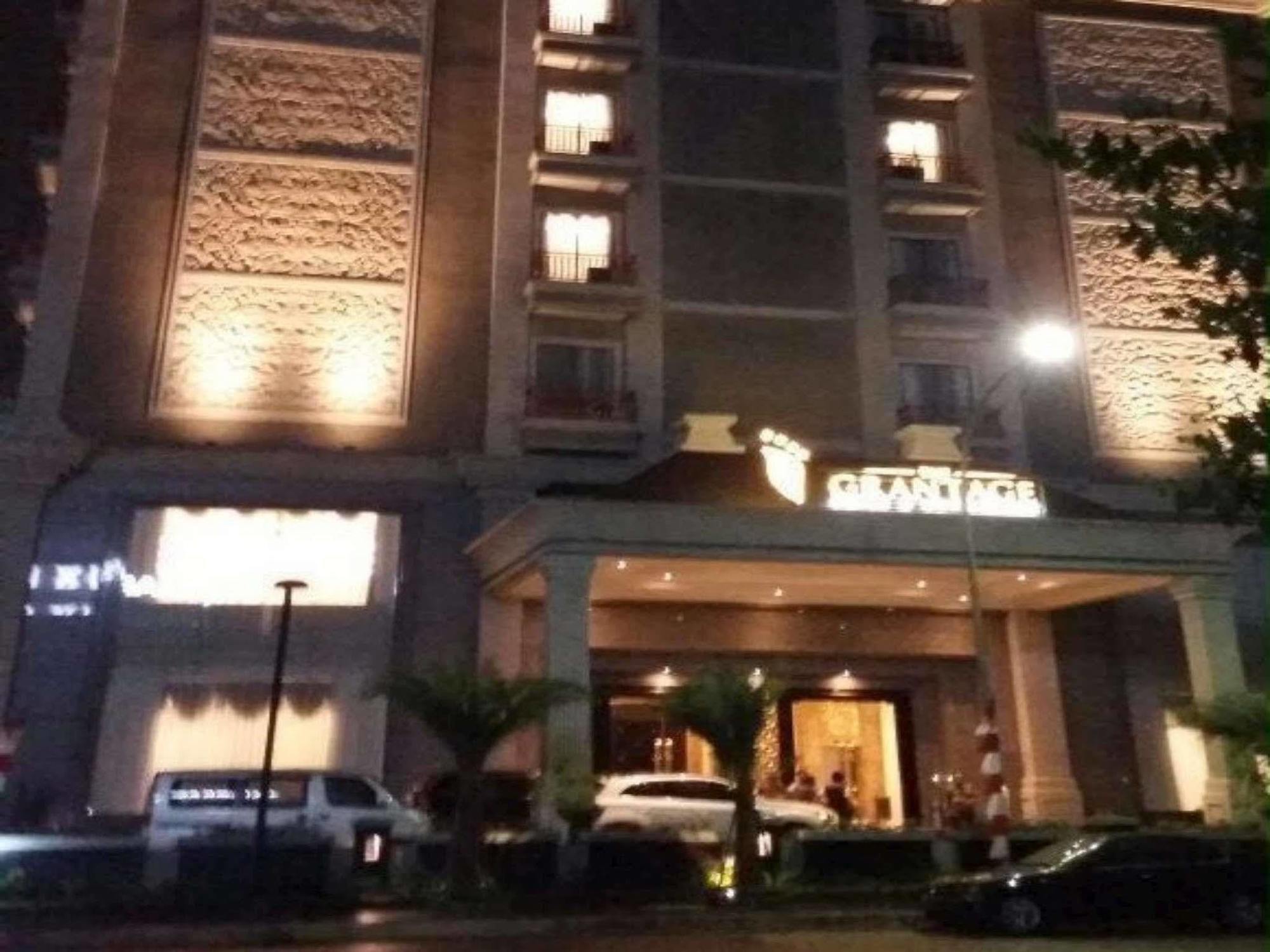 The Grantage Hotel & Sky Lounge Serpong Exterior foto